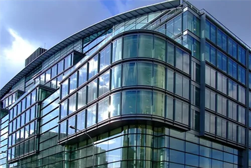 Lenktas grūdintas stiklas: šiuolaikinę architektūrą transformuojančios dizain...